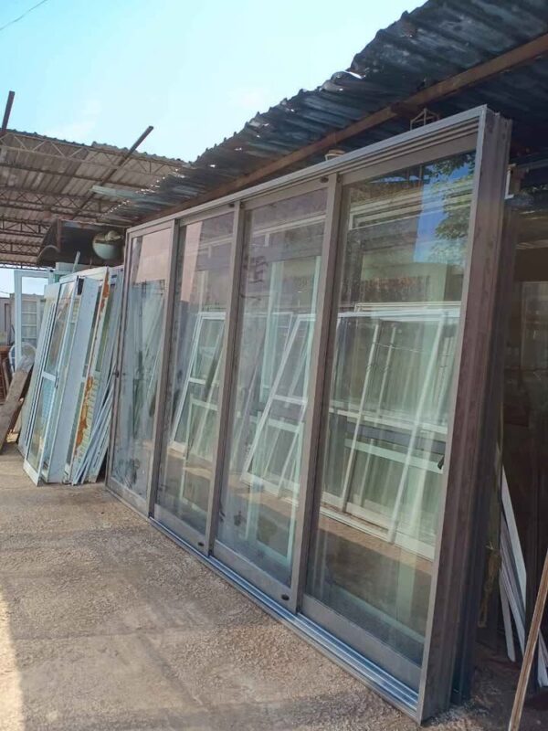 Porta Balcão de Alumínio Cinza com Vidros Laminados