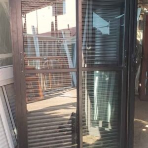 PORTA COM PERSIANA INTEGRADA EM ALUMÍNIO PRETO