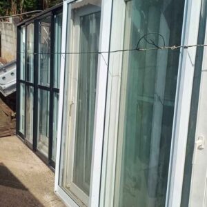 Porta de Alumínio Branco com Duas Folhas de Correr