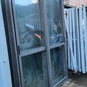 PORTA DE ALUMÍNIO CINZA – 2 FOLHAS MÓVEIS