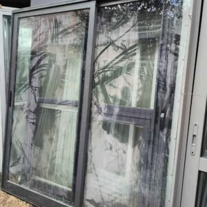Porta de Alumínio Grafite com Vidro Inteiro Laminado