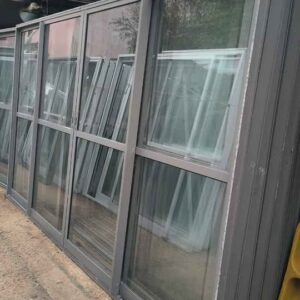 Porta em Alumínio Cinza – 4 Folhas