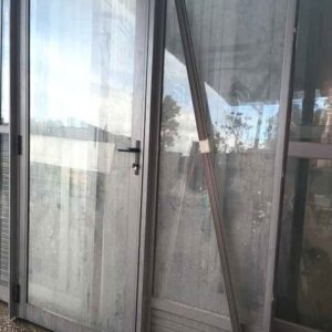 Porta em Alumínio Cinza com Vidro Fixo na Lateral