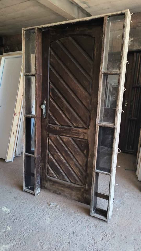 Porta em Madeira Maciça com Batente Duplo