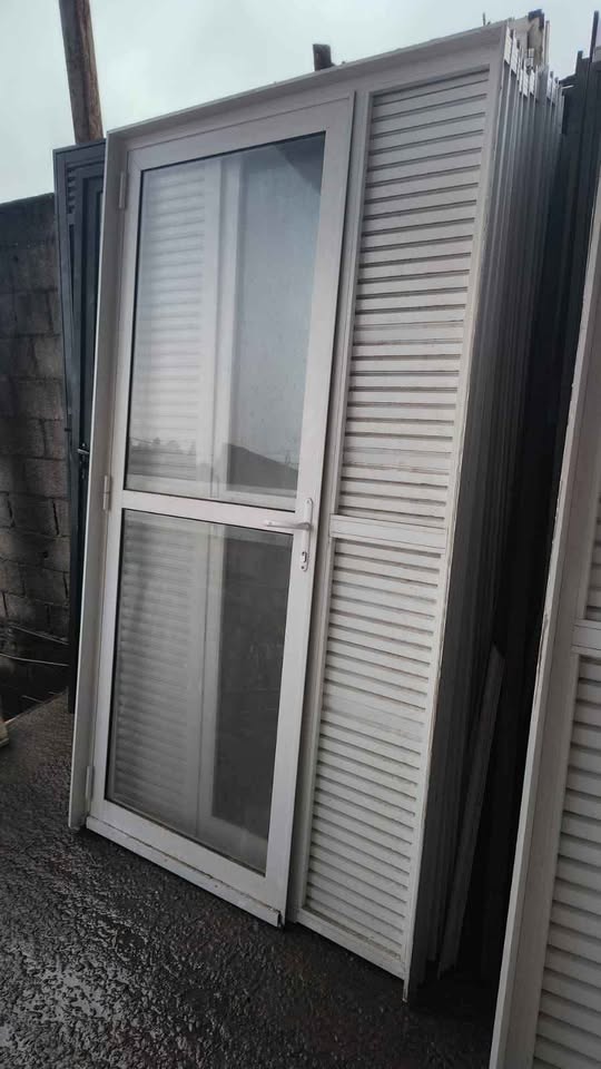 Porta de Alumínio Branco com Lateral Fixa Veneziana