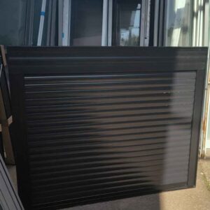 Janela com Persiana Integrada em Alumínio Preto