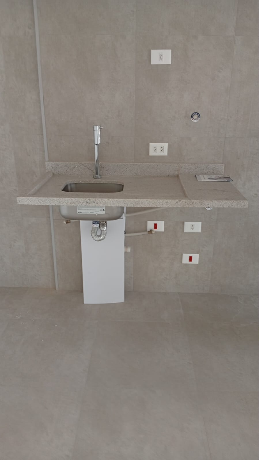 Pia de Cozinha em Granito Itaúna com Área Seca