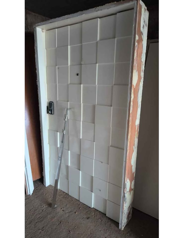 PORTA PIVOTANTE MODERNA – IMPACTO E SEGURANÇA PARA SUA CASA! - Imagem 3