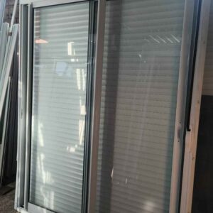 Porta em Alumínio Branco com Persiana Integrada