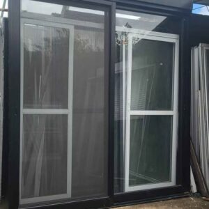 Porta em Alumínio Preto com Persiana Integrada Automatizada