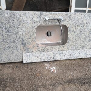 PIA DE COZINHA EM GRANITO COM ÁREA SECA