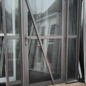 Porta em Alumínio Cinza com Vidro