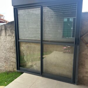 Porta Balcão em Alumínio Cinza com Persiana Integrada