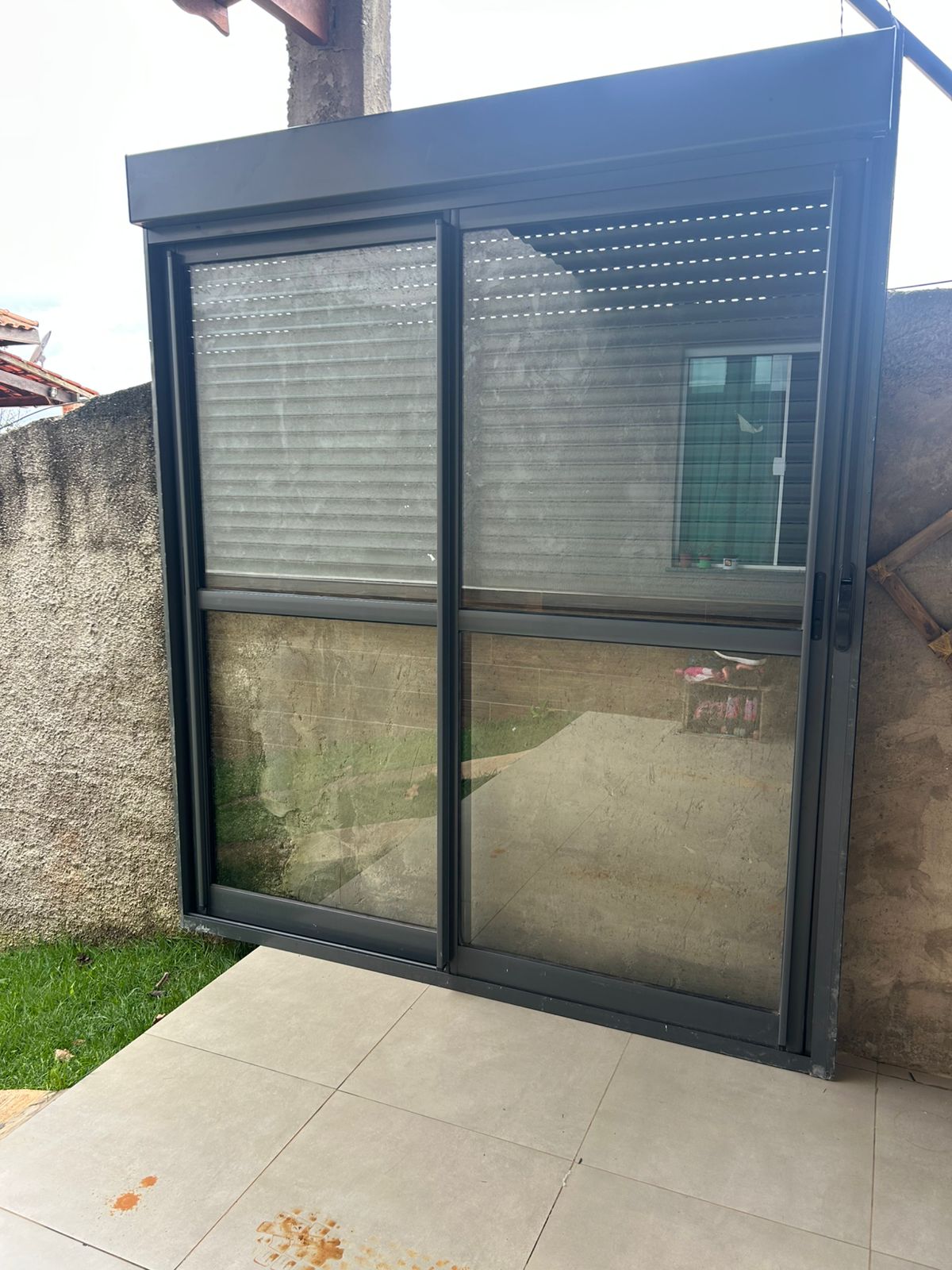 Porta Balcão em Alumínio Cinza com Persiana Integrada