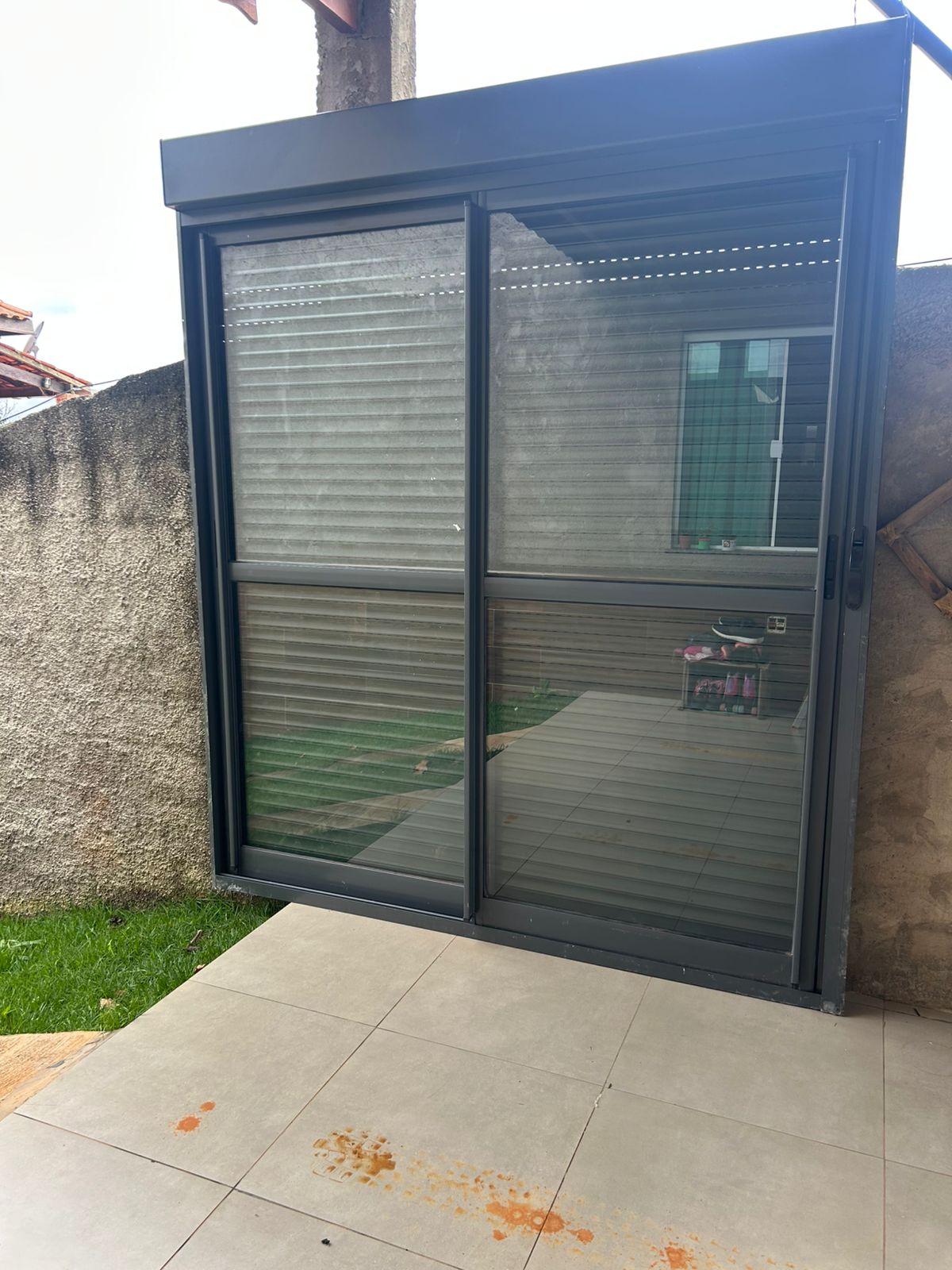 Porta Balcão em Alumínio Cinza com Persiana Integrada - Imagem 3