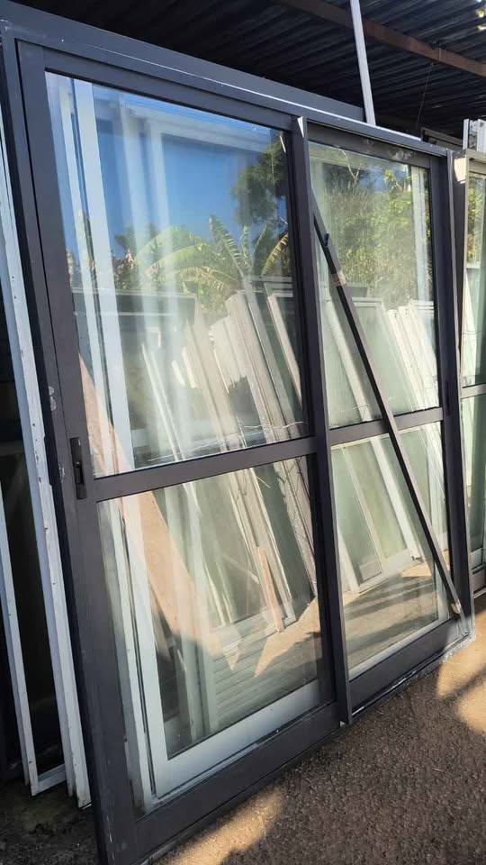 Porta de Correr em Alumínio Cinza